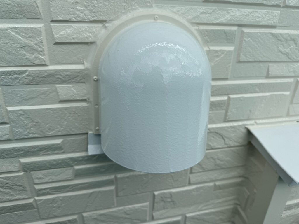 換気フード上塗り<br />
（計３回塗り、完了）