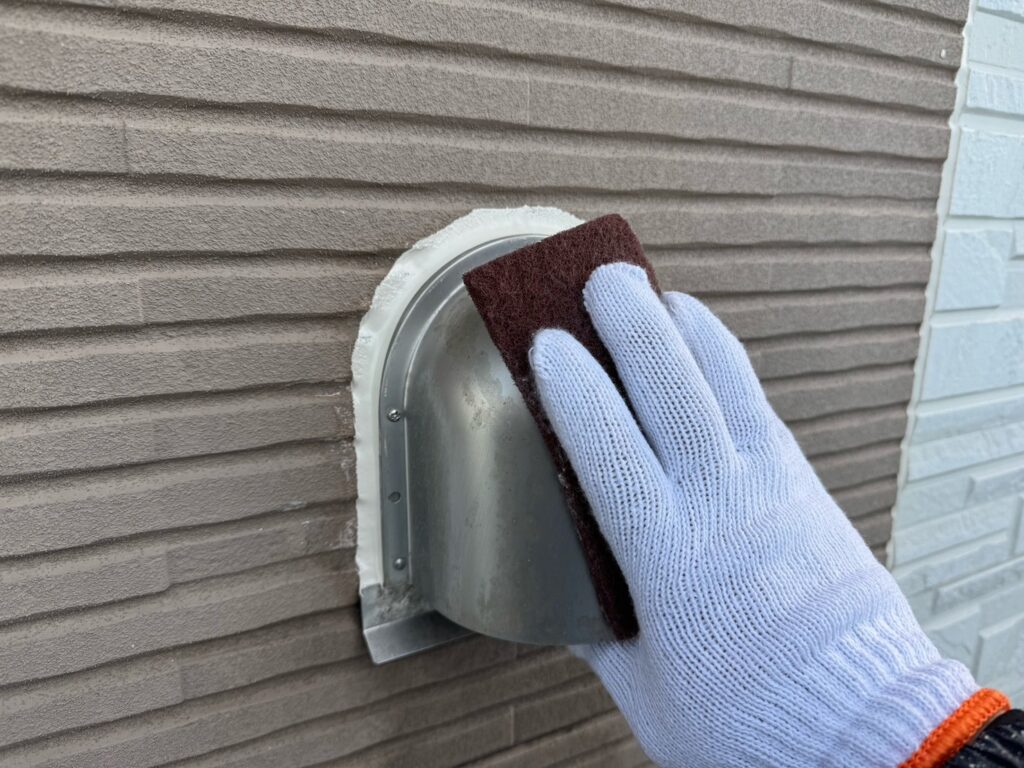 換気フードケレン<br />
（ケレンとは、塗料との密着を良くするために、専用の道具にて細かい傷をつける下地調整です。）