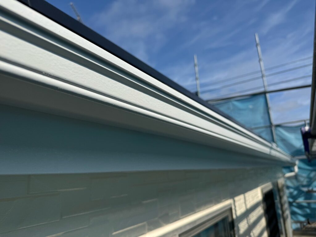 雨どい上塗り<br />
（計2回塗り、完了）