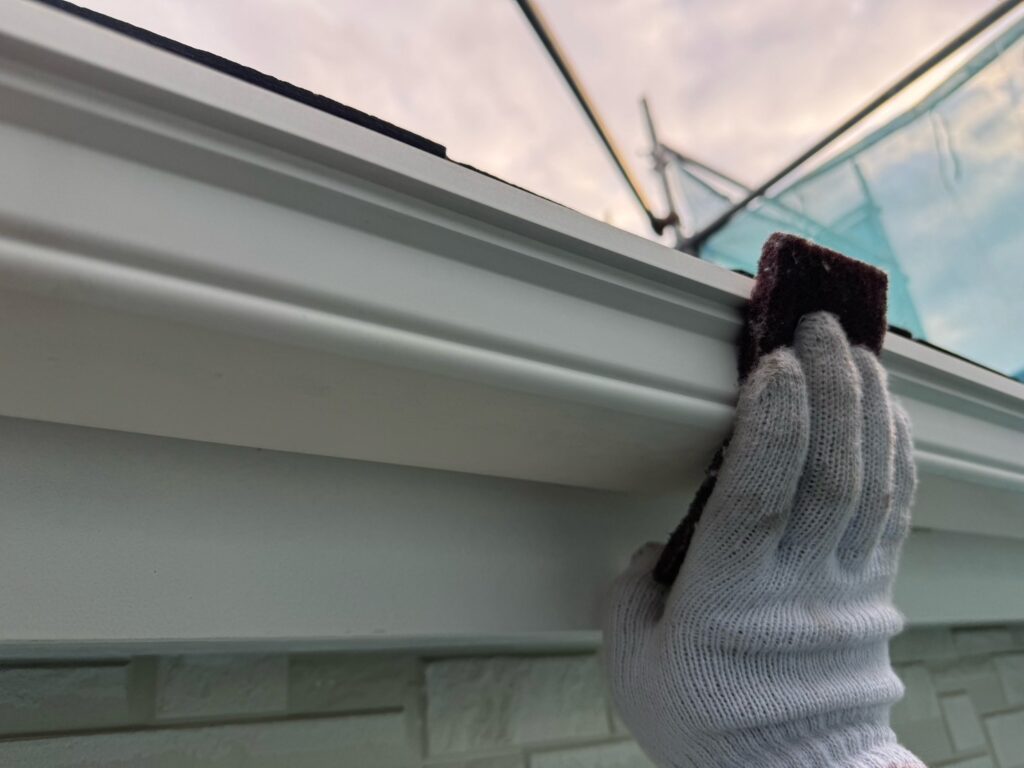 雨どいケレン<br />
（ケレンとは、塗料との密着を良くするために、専用の道具にて細かい傷をつける下地調整です。）