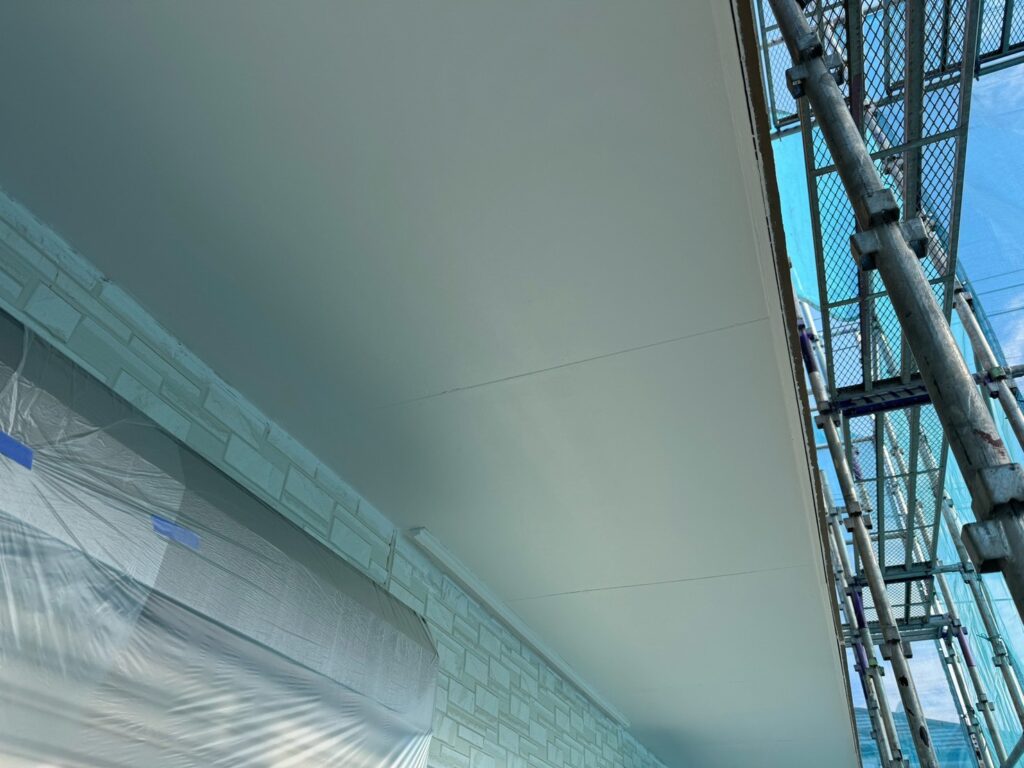 軒天上塗り<br />
（計2回塗り、完了）