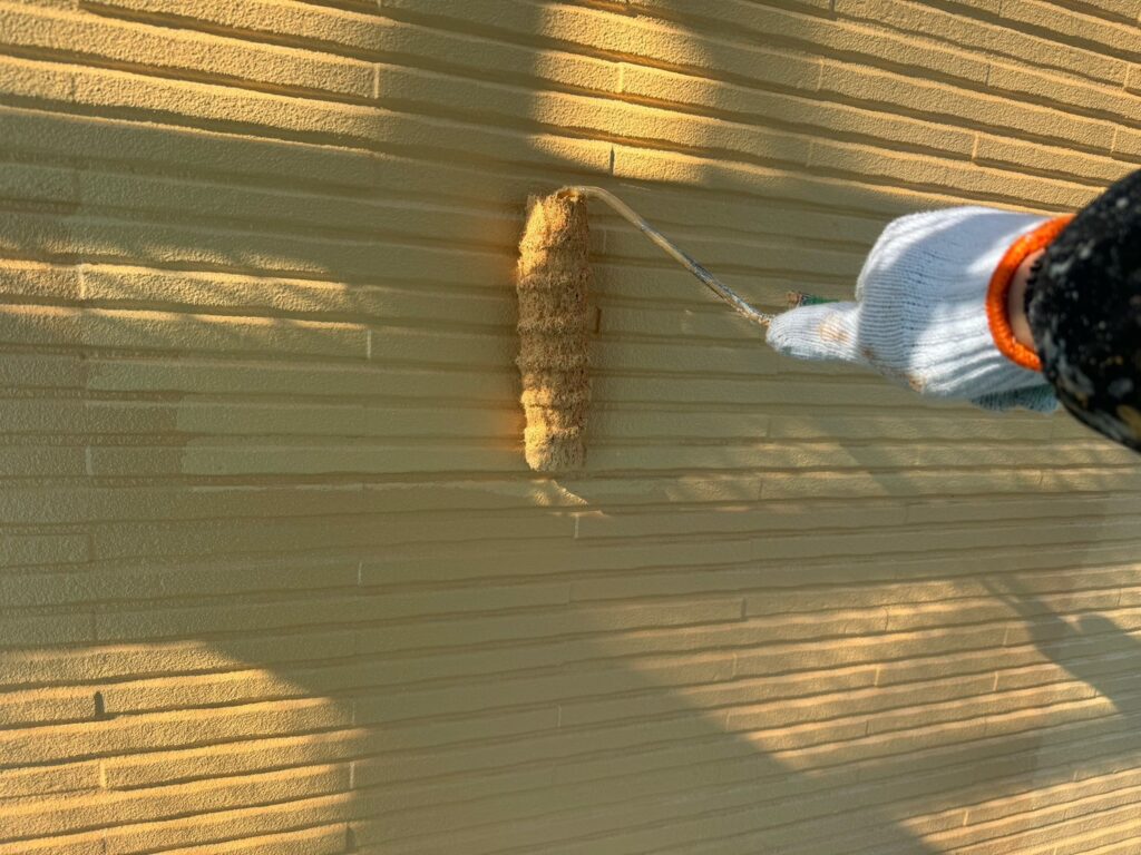 既存茶部：外壁上塗り（2回目）<br />
（17‐70Ⅼ）<br />
※規定量は塗りましたが、塗料が余ったため、上塗り2回目を行いました。