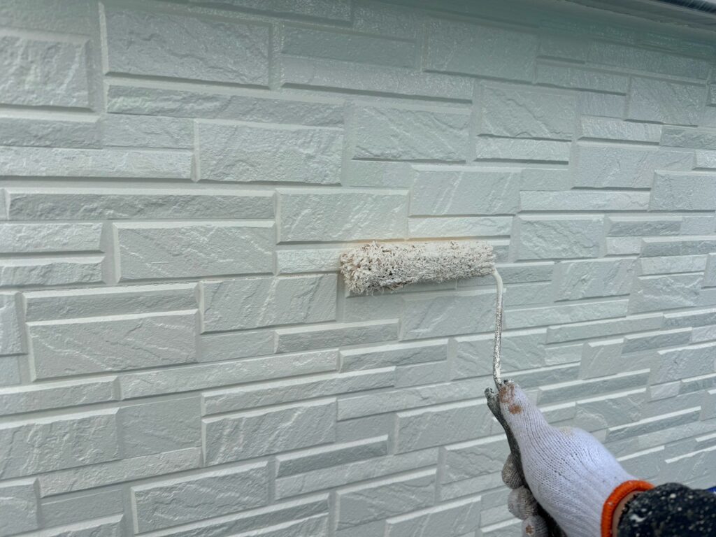 既存白部：外壁上塗り<br />
（19‐90Ⅽ、オレンジホワイト色）