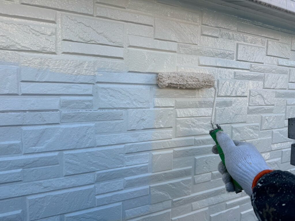 既存白部：外壁中塗り<br />
（19‐90Ⅽ、オレンジホワイト色）