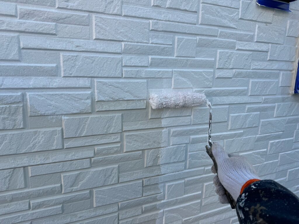 外壁下塗り（白色）<br />
