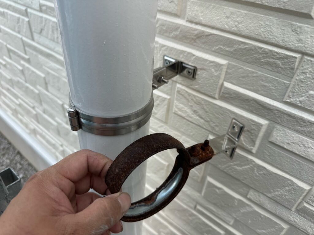 塩ビ管のバンド交換<br />
（弊社では、サービスでサビたビスや配線バンドの交換を行っております。）