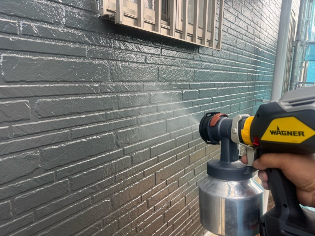 光触媒トップコーティング施工<br />
（無事に完了検査も完了し、最後の仕上げのトップコーティングです。）