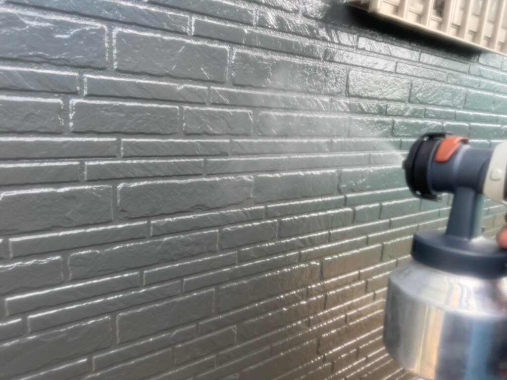 光触媒トップコーティング施工<br />
（無事に完了検査も完了し、最後の仕上げのトップコーティングです。）