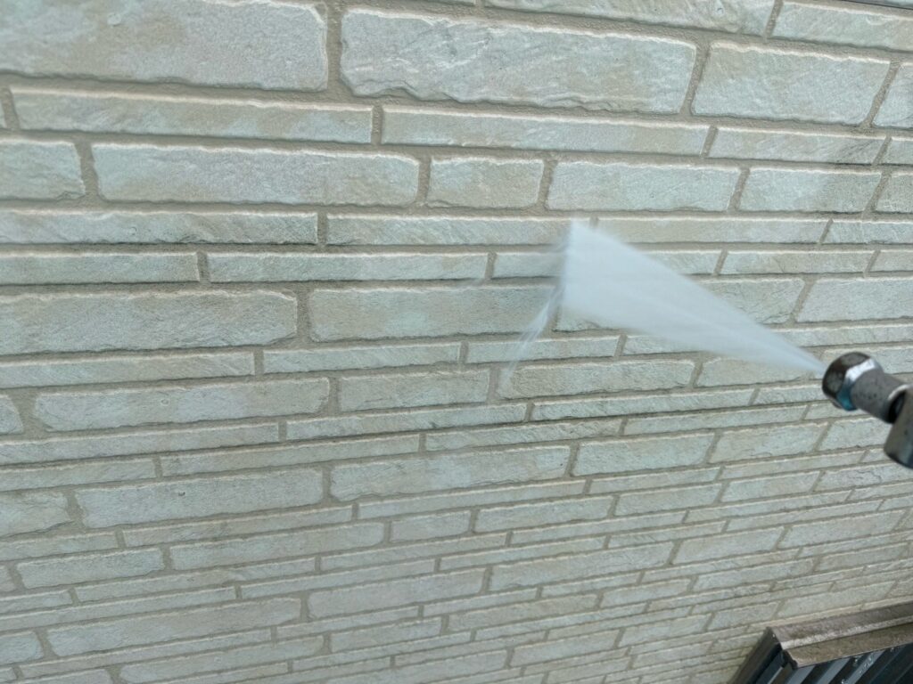 外壁：高圧洗浄<br />
（表面の汚れをしっかりと落としました。）