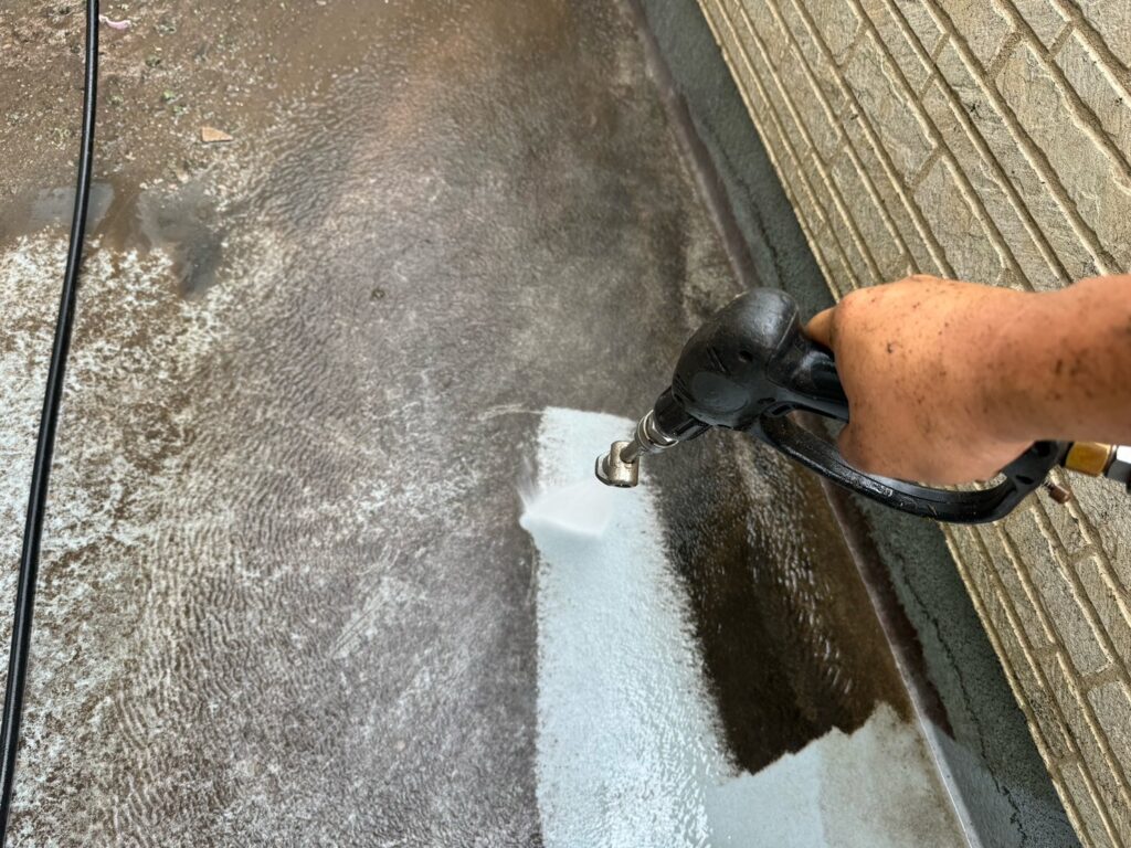 外壁：高圧洗浄<br />
（表面の汚れをしっかりと落としました。）