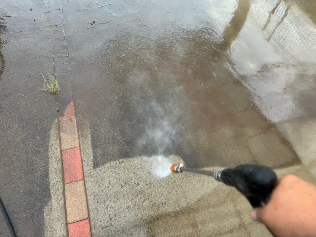 土間コンクリート洗浄<br />
