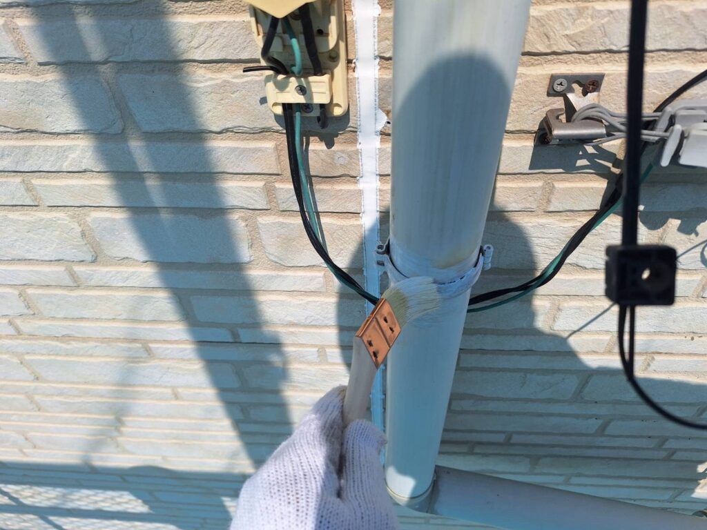 雨どい金具さび止め塗布<br />
2液型の強いさび止めを塗りさびを抑制します。