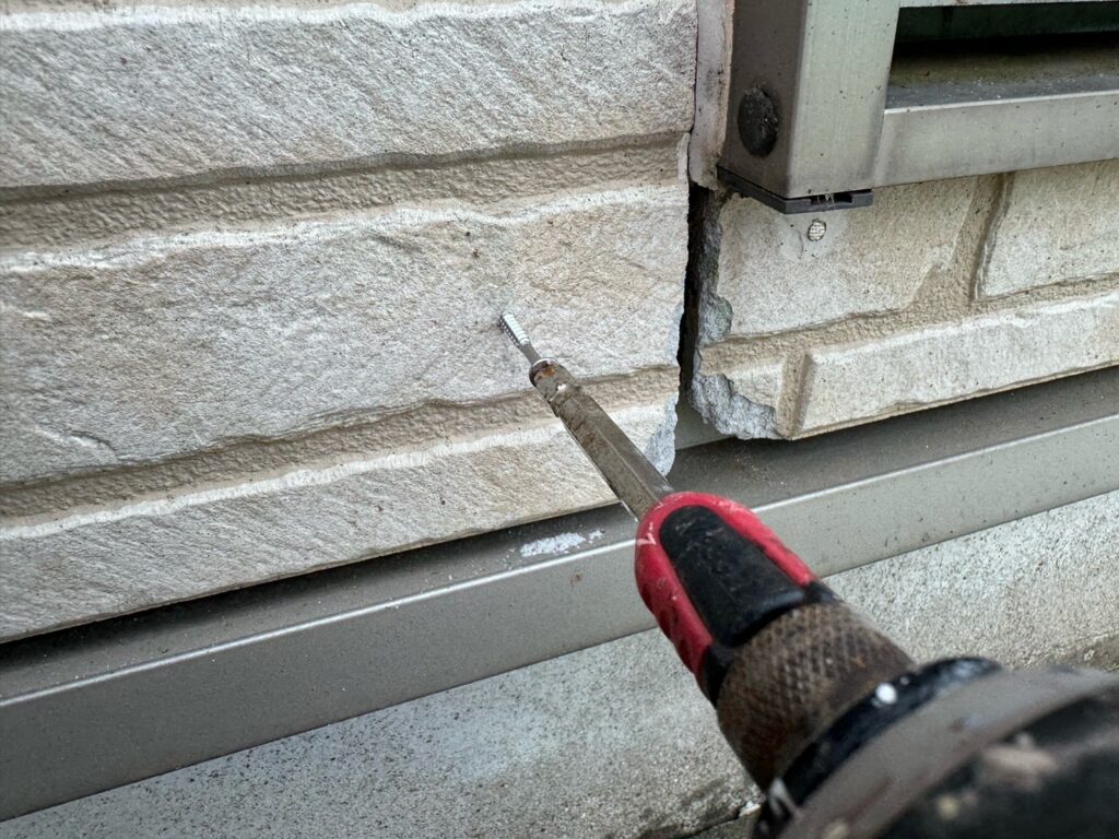 外壁浮き部：下地補修<br />
専用のビスにて打ち込み補修を行いました。