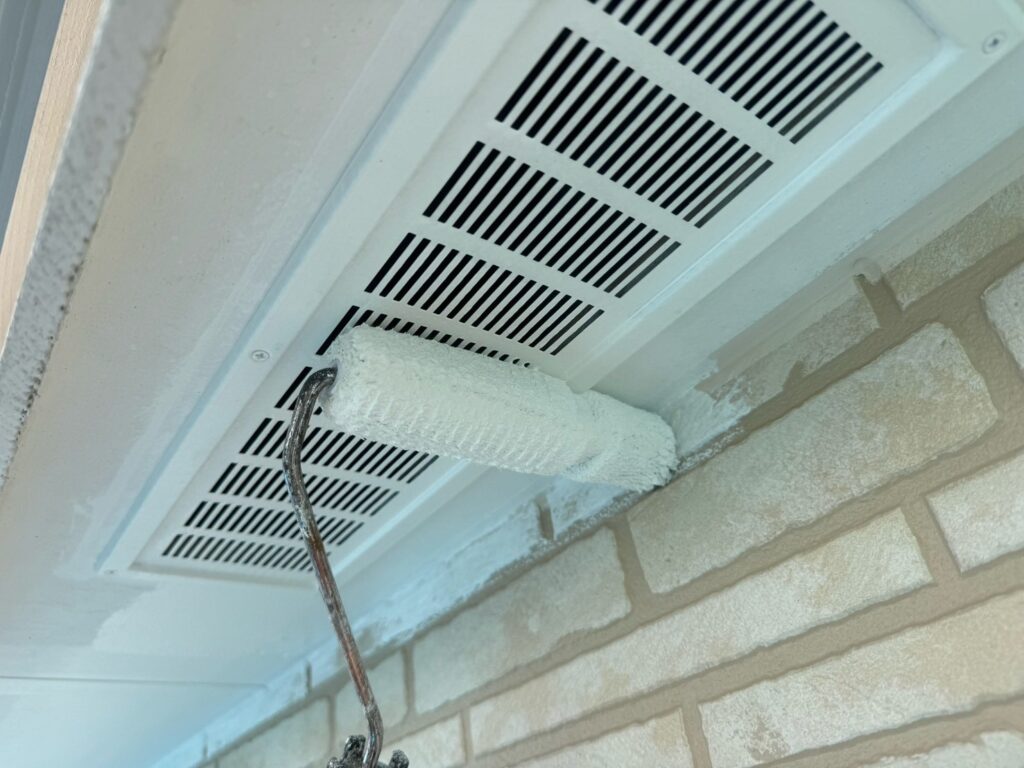 軒天中塗り<br />
（通気口にはさび止めを塗布しました。）