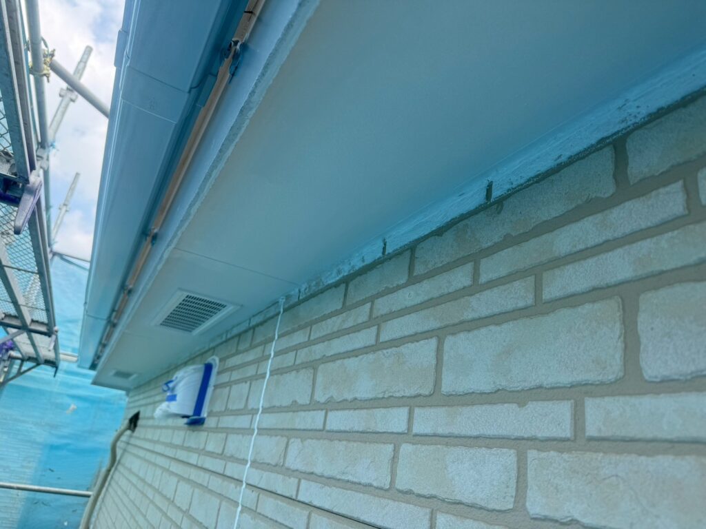 軒天上塗り<br />
（計2回塗り、完了）