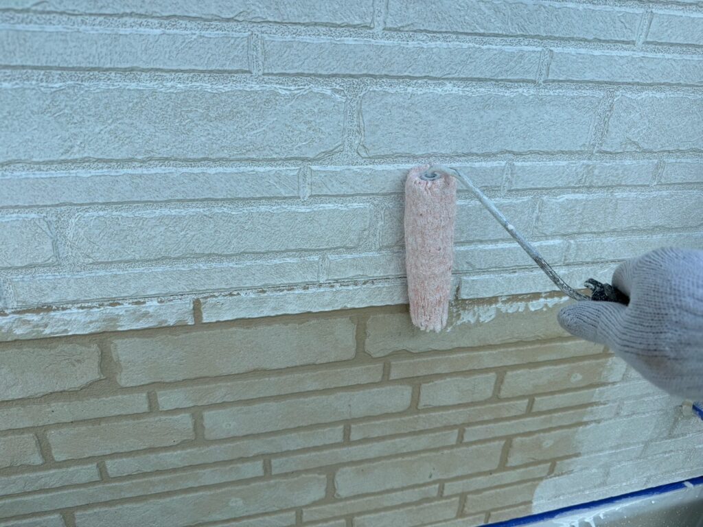 外壁下塗り（白色）<br />
