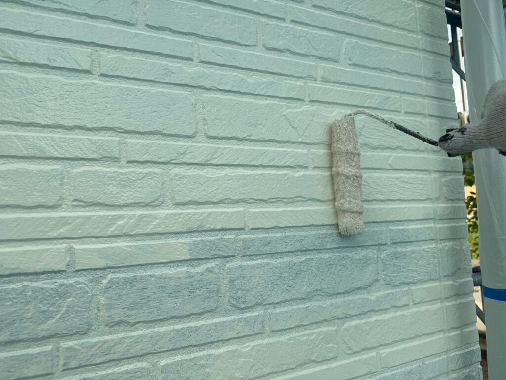 アクセント色：外壁中塗り<br />
（25-90B、ブロークンホワイト色）