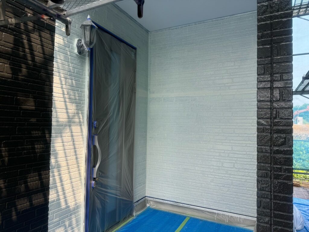 アクセント色：外壁中塗り<br />
（完了）<br />
（25-90B、ブロークンホワイト色）