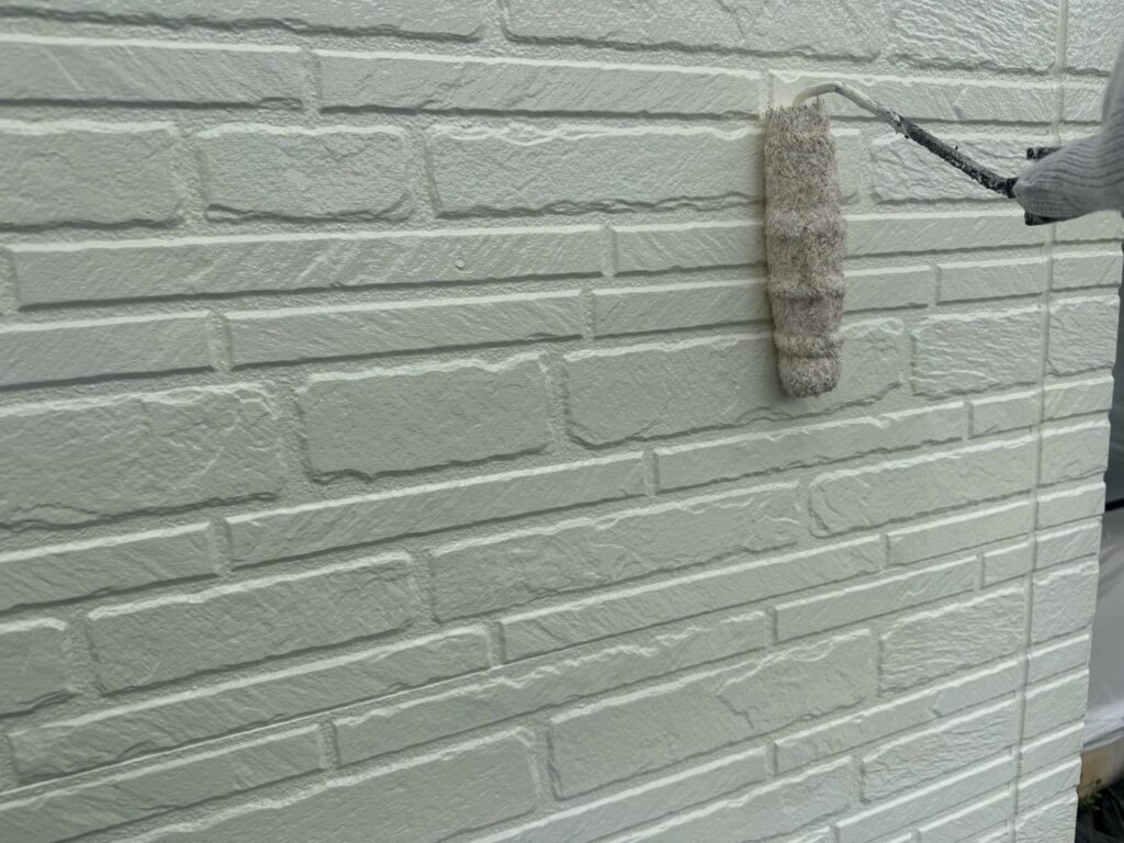 アクセント色：外壁上塗り<br />
（25-90B、ブロークンホワイト色）