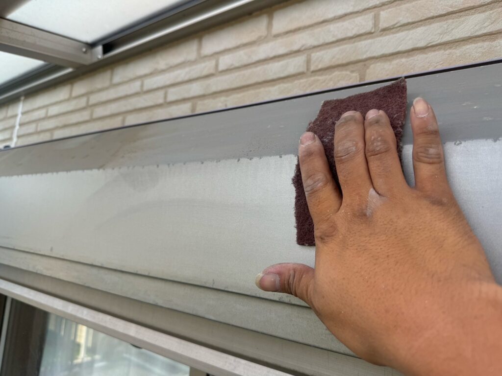 シャッターBOXケレン<br />
（ケレンとは、塗料との密着を良くするために、専用の道具にて細かい傷をつける下地調整です。）