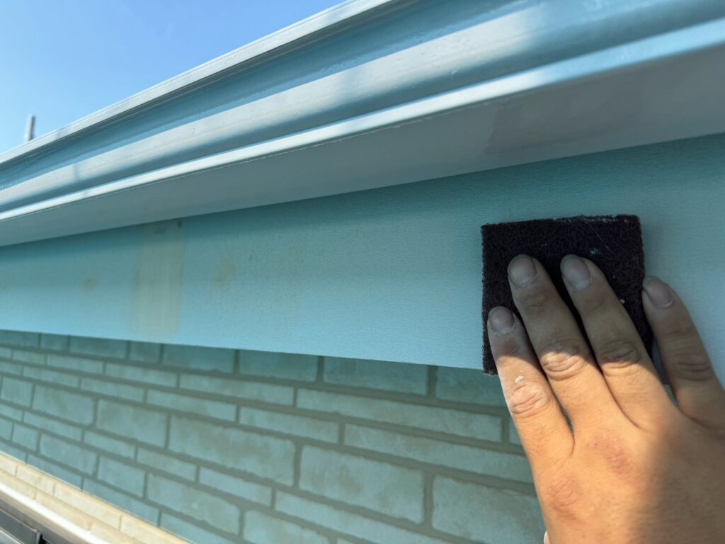 雨どい・鼻隠しケレン<br />
（ケレンとは、塗料との密着を良くするために、専用の道具にて細かい傷をつける下地調整です。）