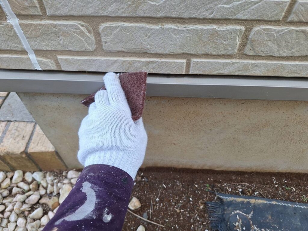 水切りケレン<br />
（ケレンとは、塗料との密着を良くするために、専用の道具にて細かい傷をつける下地調整です。）