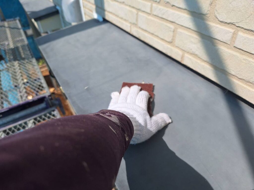 霧除けケレン<br />
（ケレンとは、塗料との密着を良くするために、専用の道具にて細かい傷をつける下地調整です。）