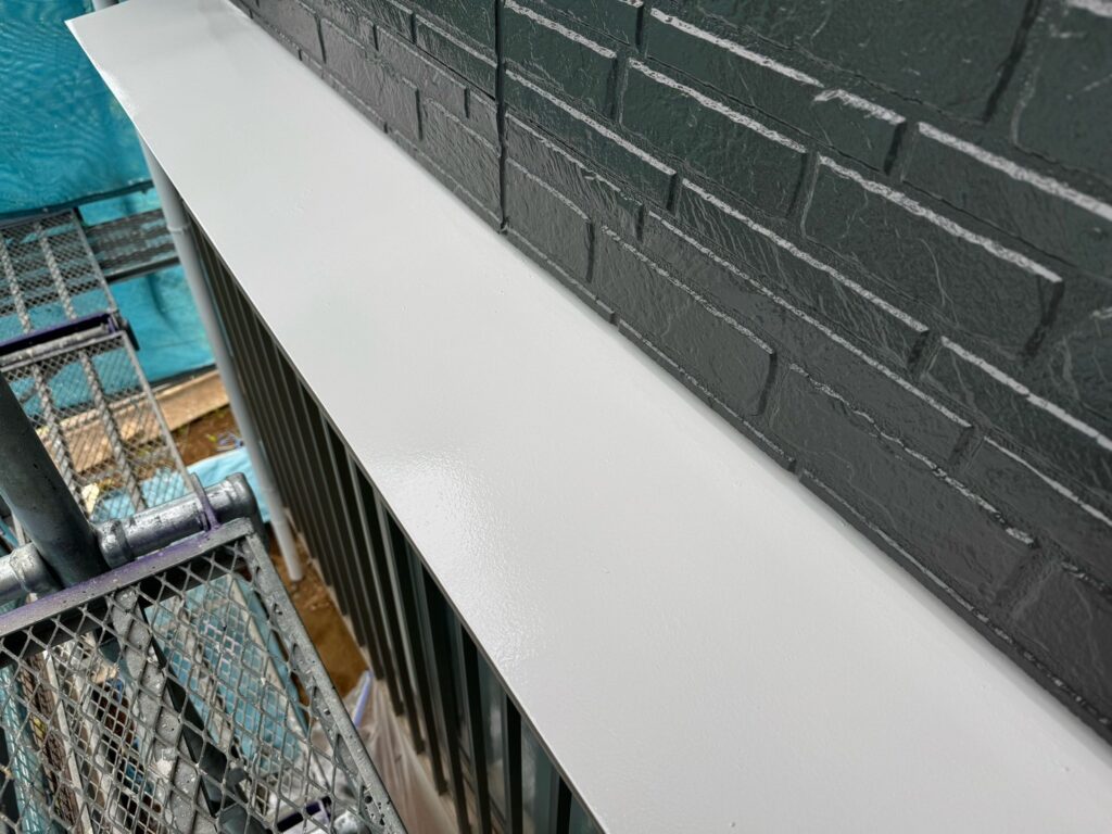 霧除け上塗り<br />
（４Fフッ素仕上げにて計３回塗り、完了）