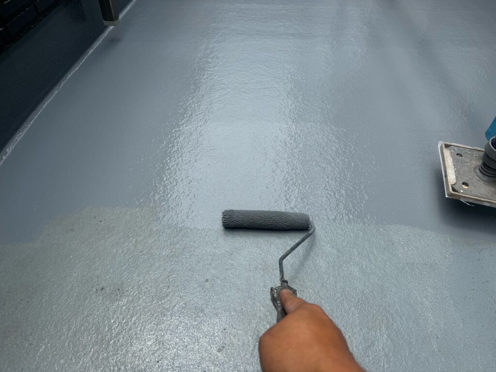 ベランダ（FRP）：トップコート1回目