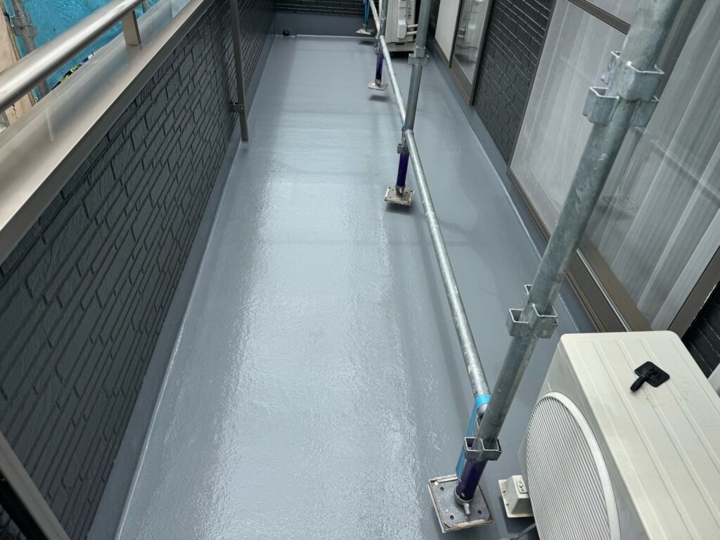 ベランダ（FRP）：トップコート1回目（完了）