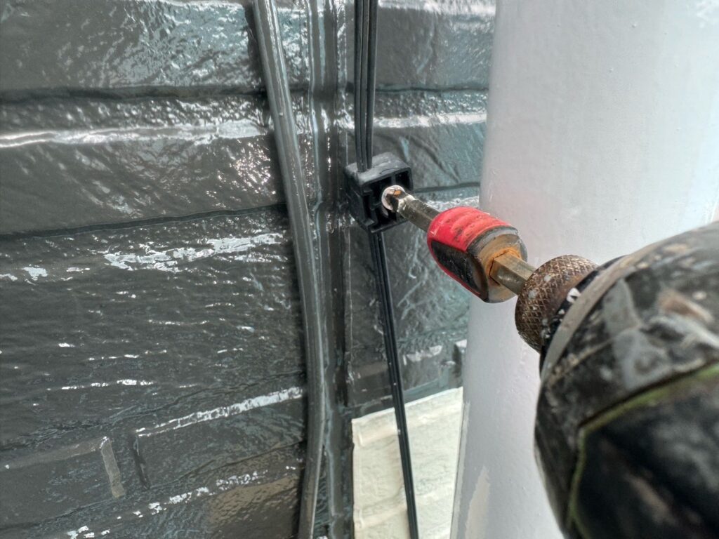 配線バンド・ビス交換<br />
（弊社では、サービスでサビたビスや配線バンドの交換を行っております。）