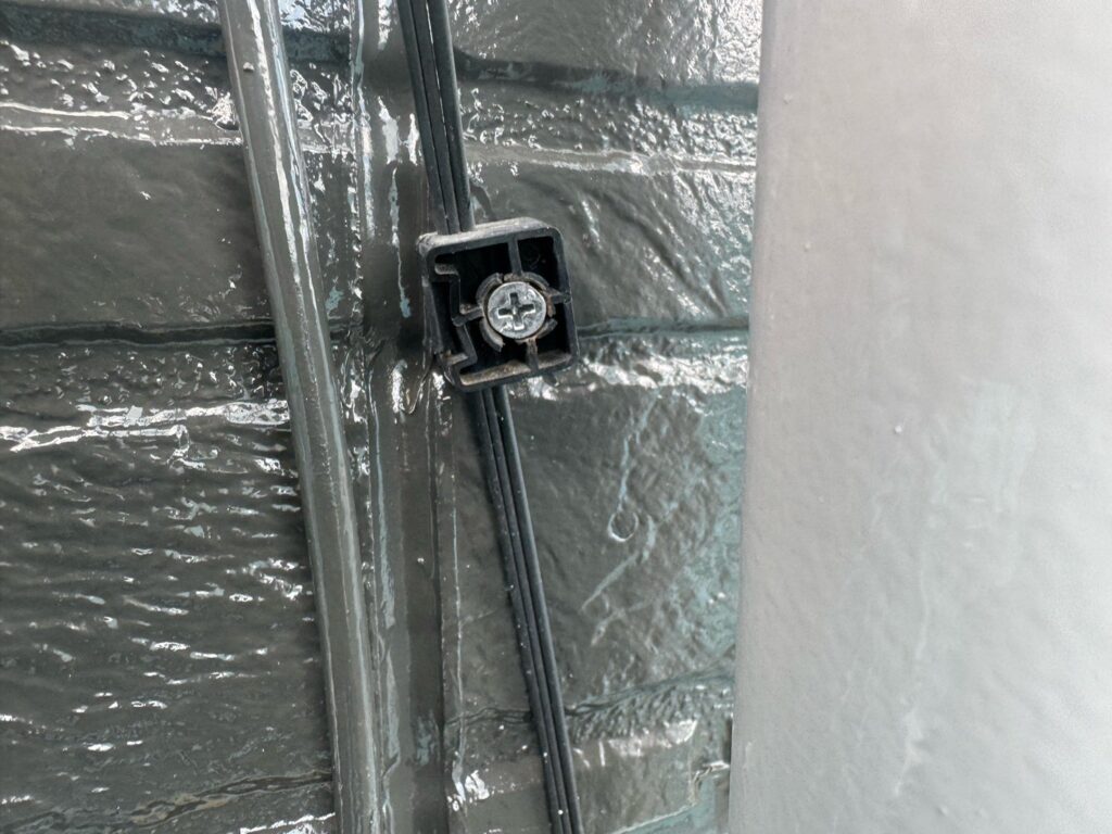 配線バンド・ビス交換<br />
（弊社では、サービスでサビたビスや配線バンドの交換を行っております。）