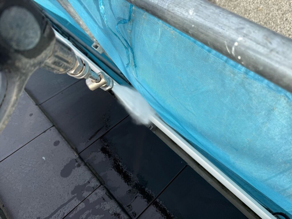 雨どい中洗浄<br />
溜まった汚れを洗いました。