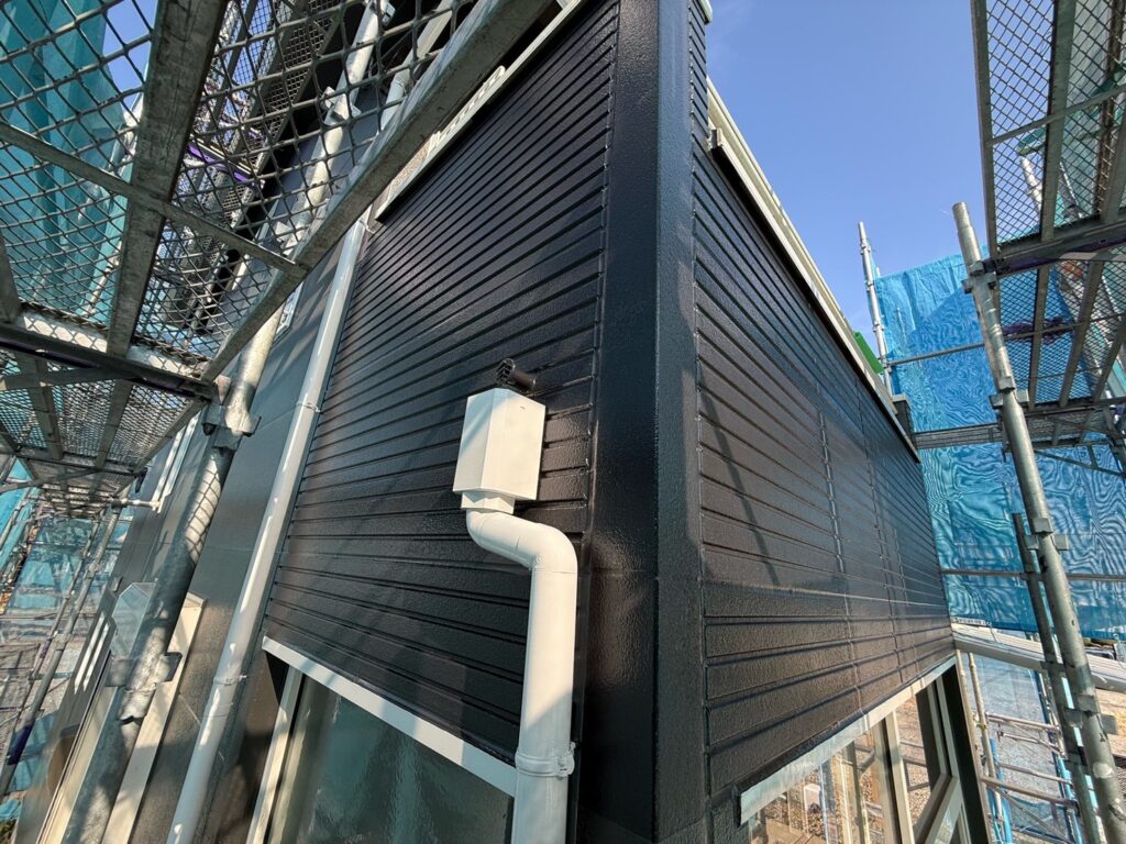 アクセント色：外壁上塗り<br />
（完了）<br />
（N20、チャコール色）