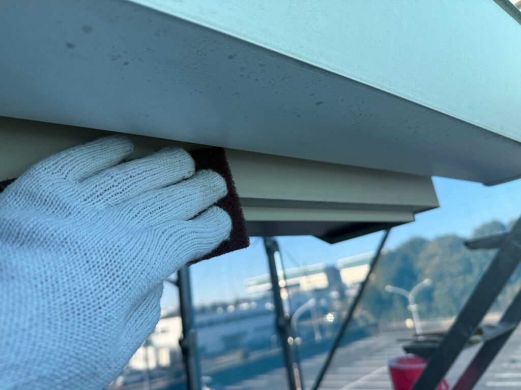破風板：ケレン<br />
（ケレンとは、塗料との密着を良くするために、専用の道具にて細かい傷をつける下地調整です。）