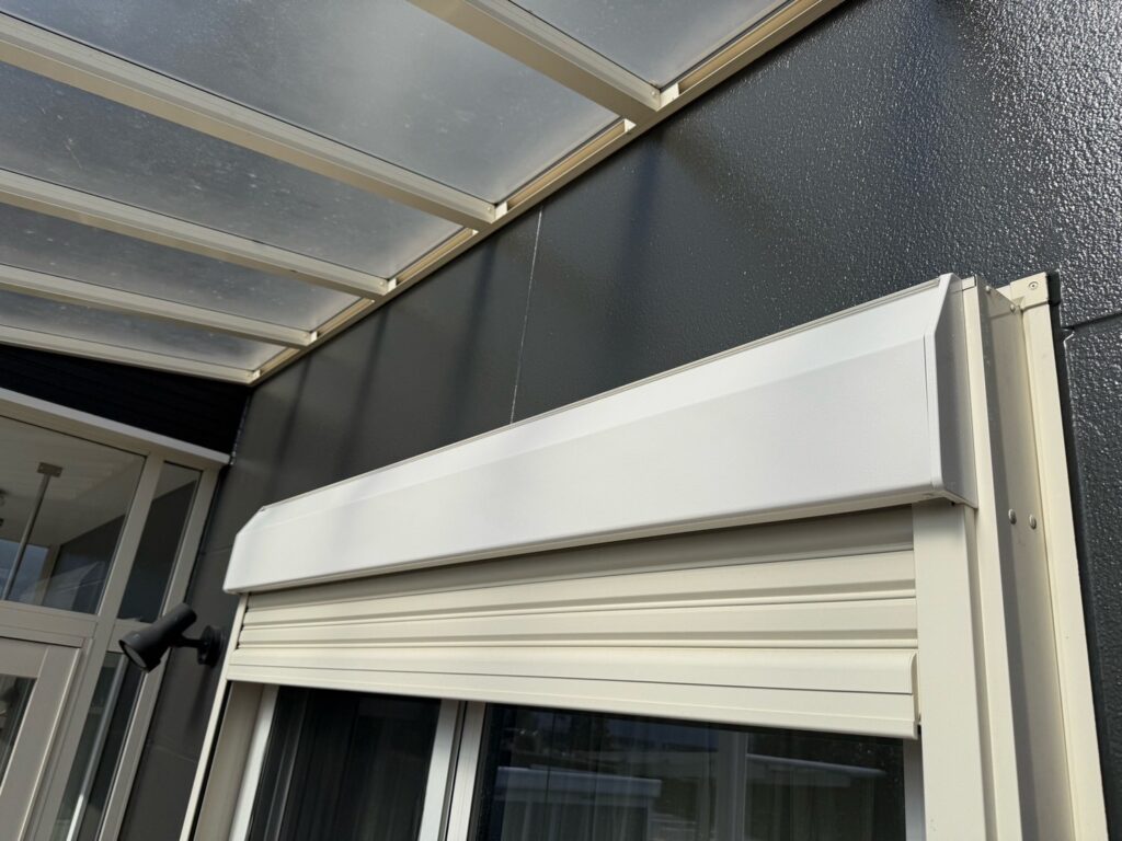 シャッターBOX上塗り<br />
（完了）