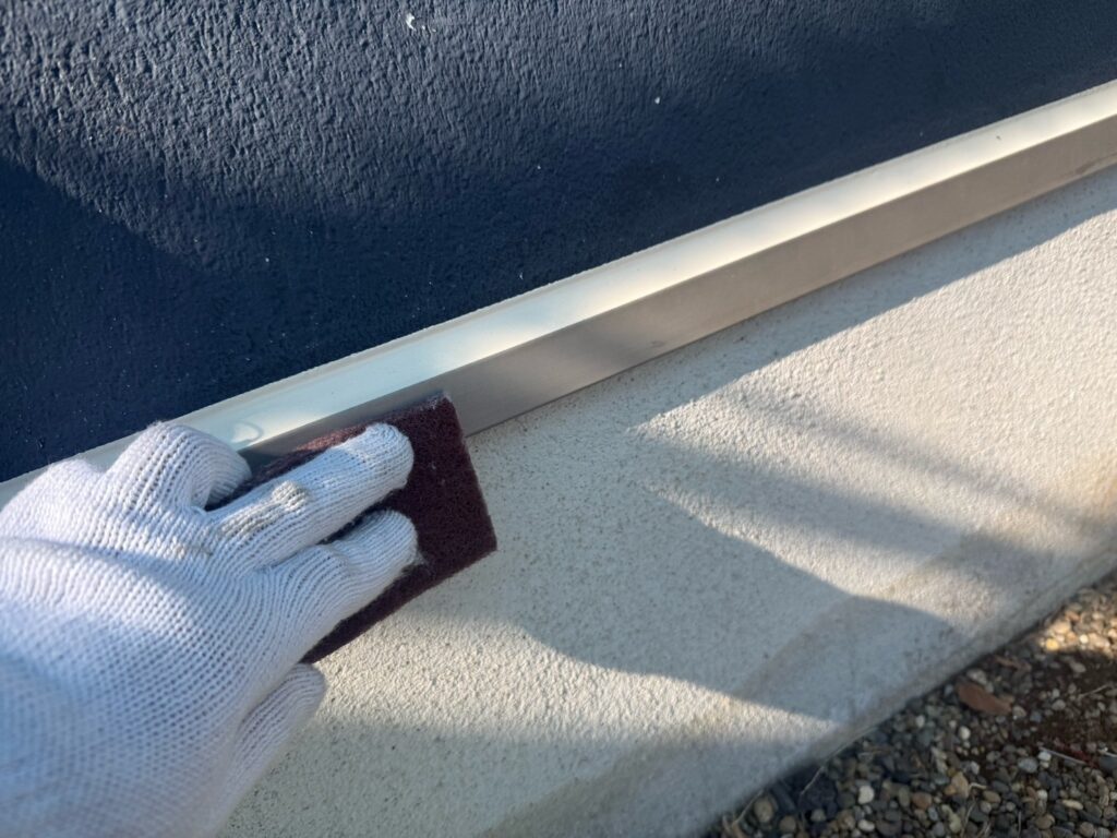 水切りケレン<br />
（ケレンとは、塗料との密着を良くするために、専用の道具にて細かい傷をつける下地調整です。）