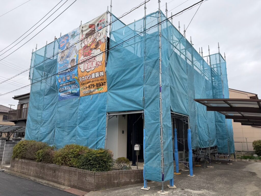 足場組立<br />
塗料が飛散しないようにメッシュシートもしっかりと貼りました。