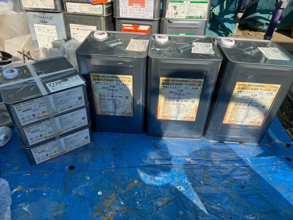 使用材料<br />
外壁中・上塗り（油性2液最上級無機塗料）