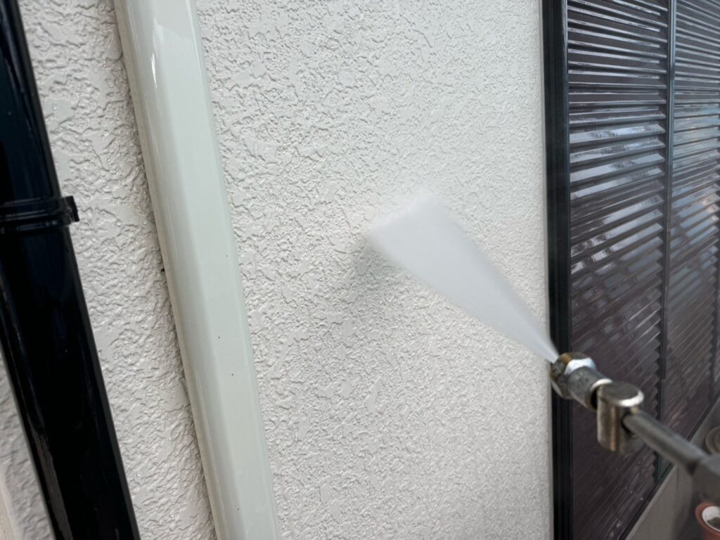 外壁：高圧洗浄<br />
コケやカビをしっかり落としました。
