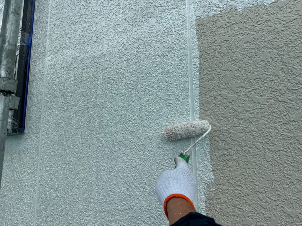 外壁下塗り<br />
密着性の高い、油性2液難付着シーラーを使用しました。<br />
