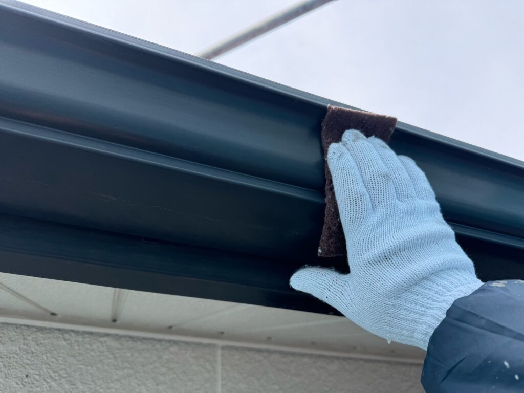 雨どい：ケレン<br />
（専用の道具で傷をつけて塗料の密着をよくする為の下地調整です。）
