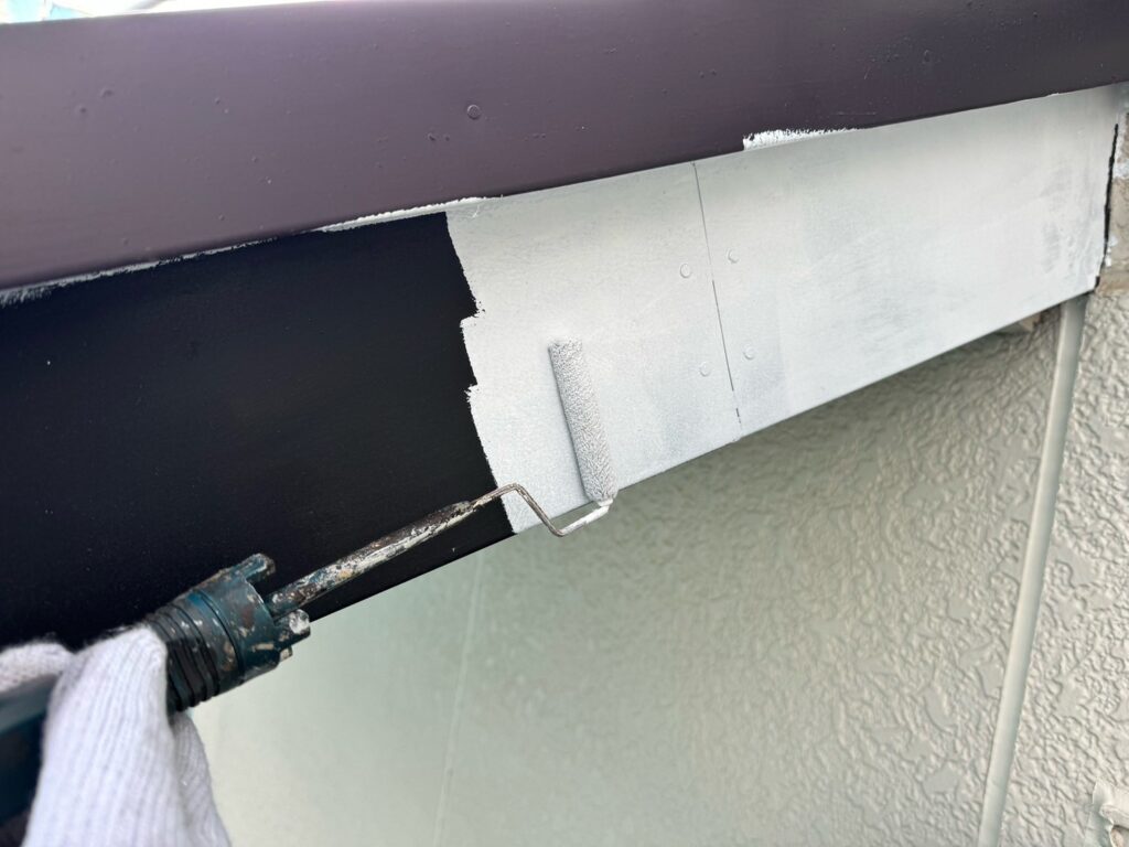 破風板・鼻隠し：下塗り<br />
（素材が塩ビ鋼板のため、専用のプライマーを塗りました。これを怠ると剥がれやべたつきが起きる可能性があります。）