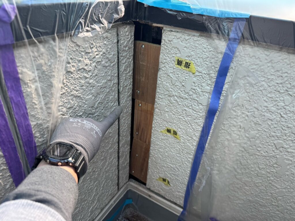 下地の木交換<br />
（長年の雨水の侵入により、下地の木が一部腐ってしまっていました。）