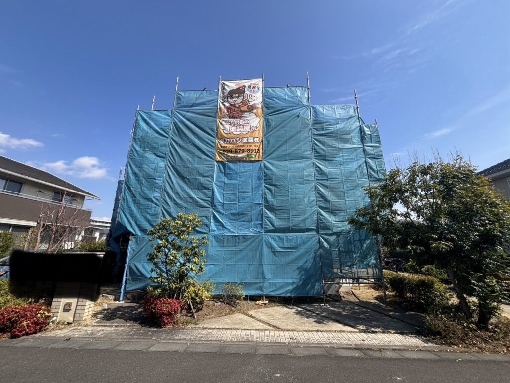 足場組立<br />
塗料が飛散しないようにメッシュシートもしっかりと貼りました。