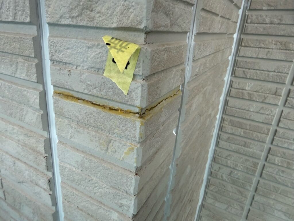 外壁ひび割れ補修<br />
エポキシ樹脂の高耐久補修材を使用しました。
