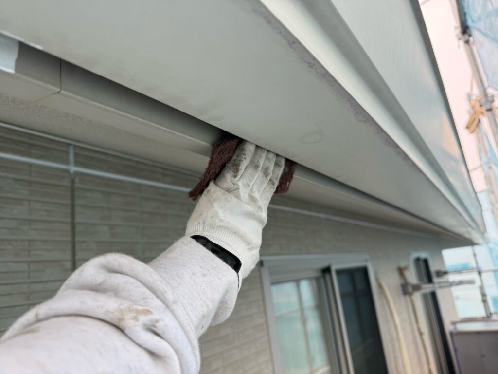 鼻隠し：ケレン<br />
（専用の道具で傷をつけて塗料の密着をよくする為の下地調整です。）
