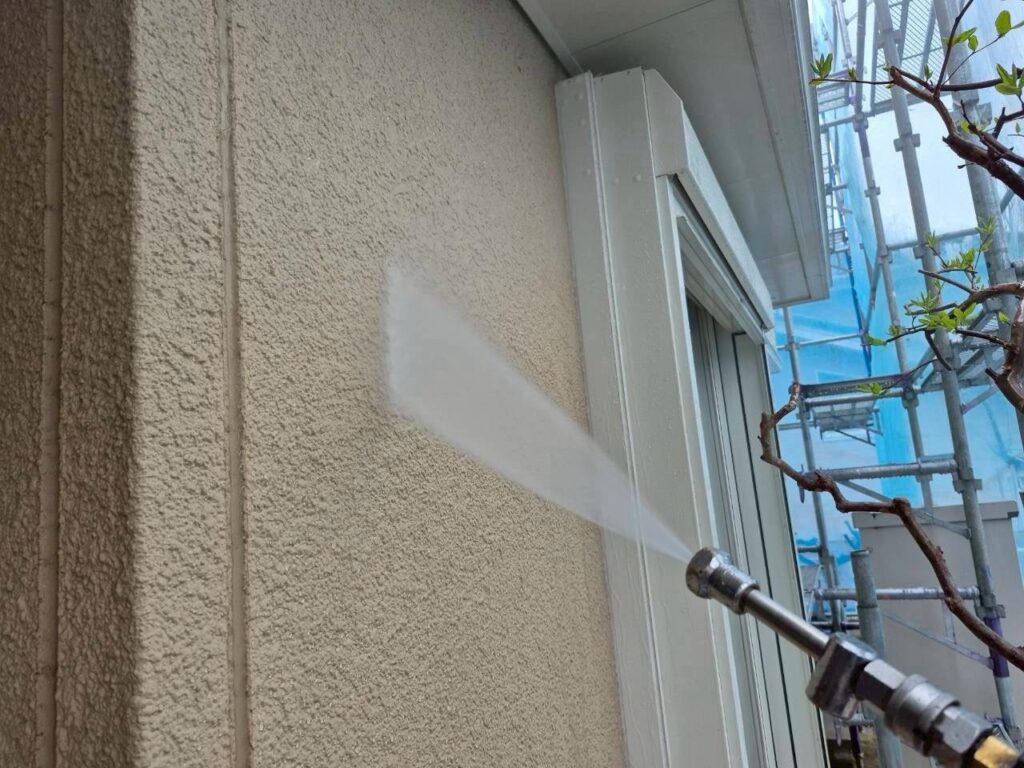 外壁：高圧洗浄<br />
コケやカビをしっかり落としました。