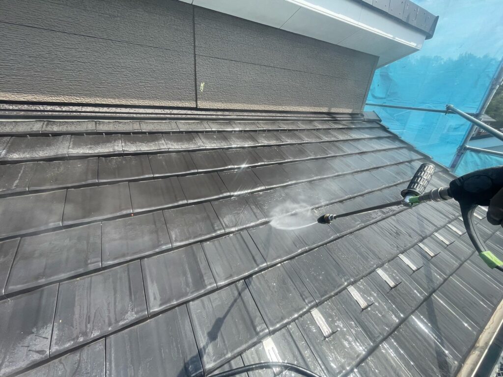 屋根：高圧洗浄<br />
陶器瓦のため塗装はしませんが、表面の汚れを落としました。