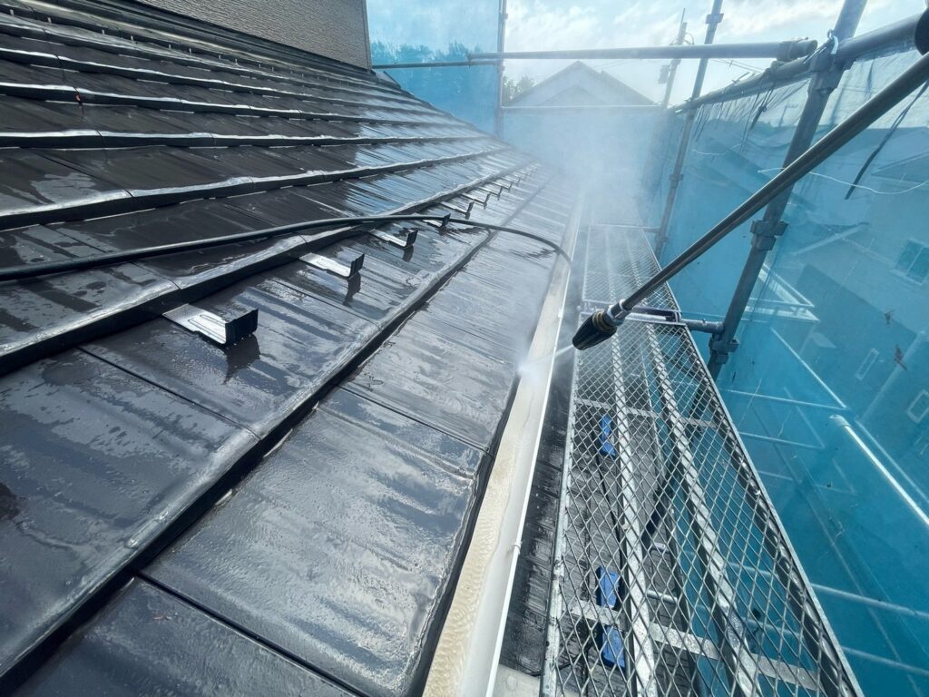 雨どい中：高圧洗浄<br />
溜まった汚れを洗いました。